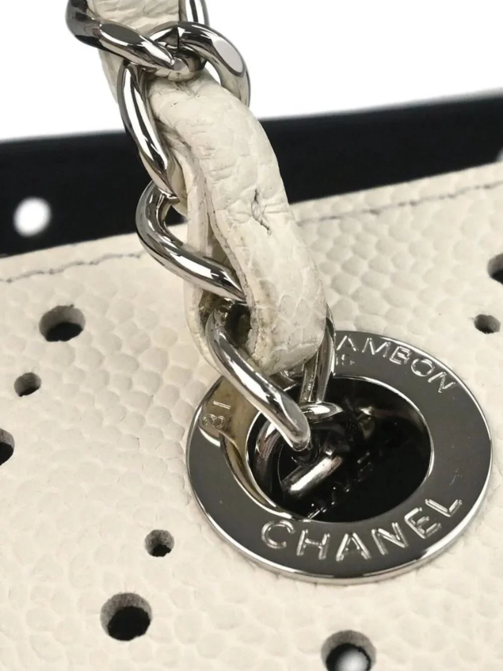 CHANEL outside 	sa